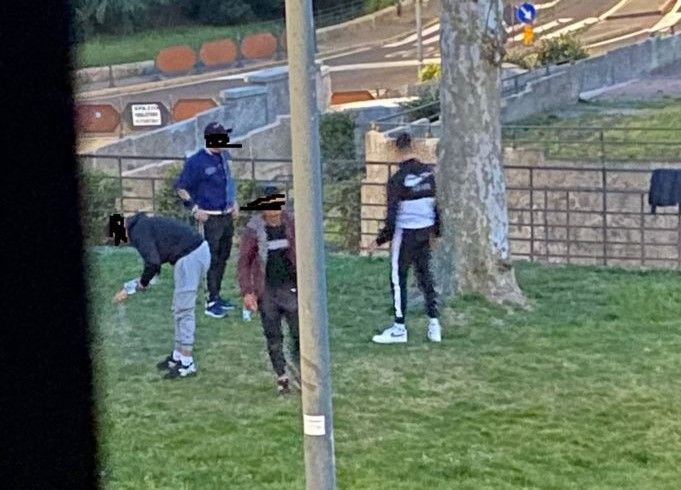 Bivaccano nelle aiuole di Saronno e minacciano un passante che li aveva rimproverati