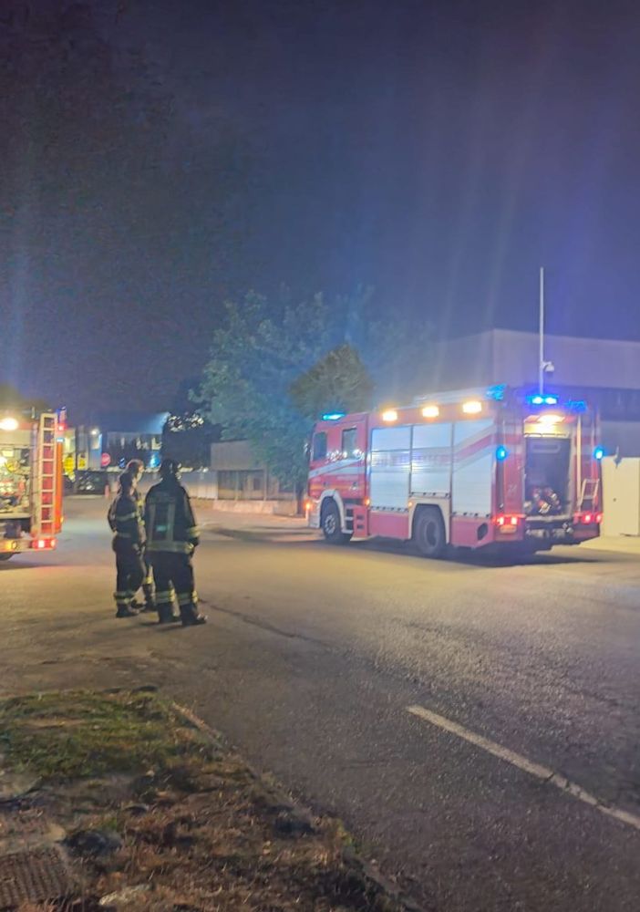 Nube di fumo nella notte nell’area industriale di via Grieg a Saronno: sul posto diverse squadre di vigili del fuoco