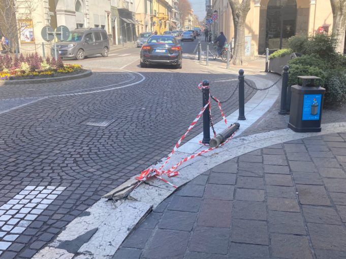 Camionista maldestro strappa un paletto e distrugge alcune lastre di marmo