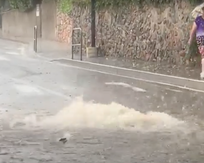 VIDEO. Temporali attesi, temporali arrivati. In via Monte Generoso a Varese straripano i tombini