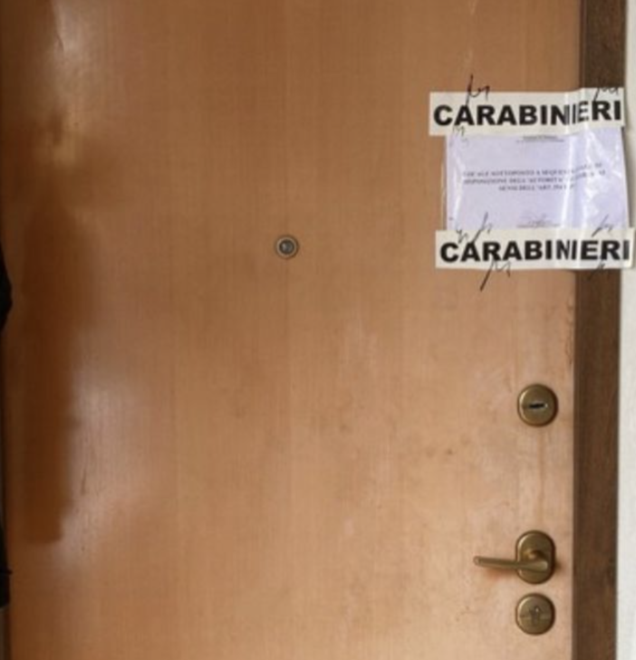 L'ingresso dell'abitazione della vittima
