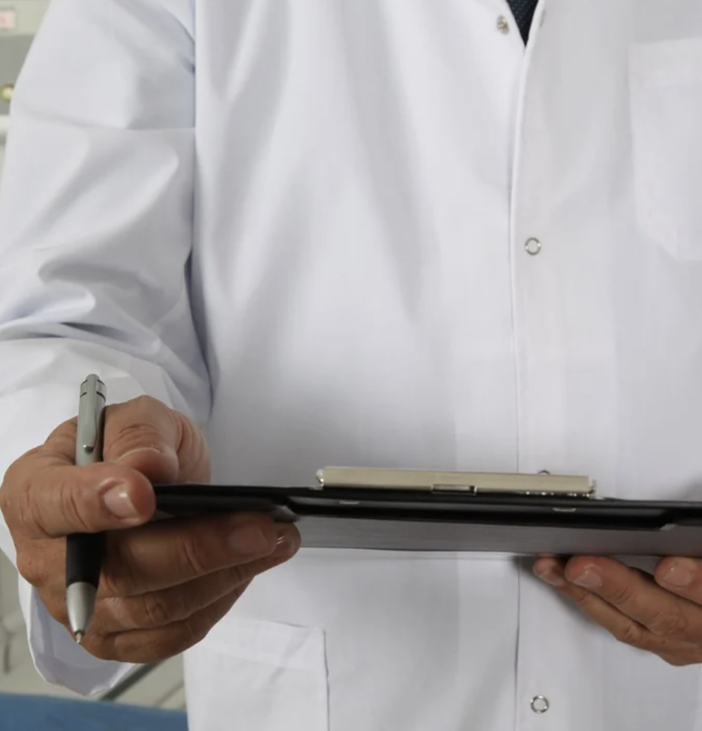 Era in ferie ma esercitava nella clinica di famiglia: dermatologo condannato