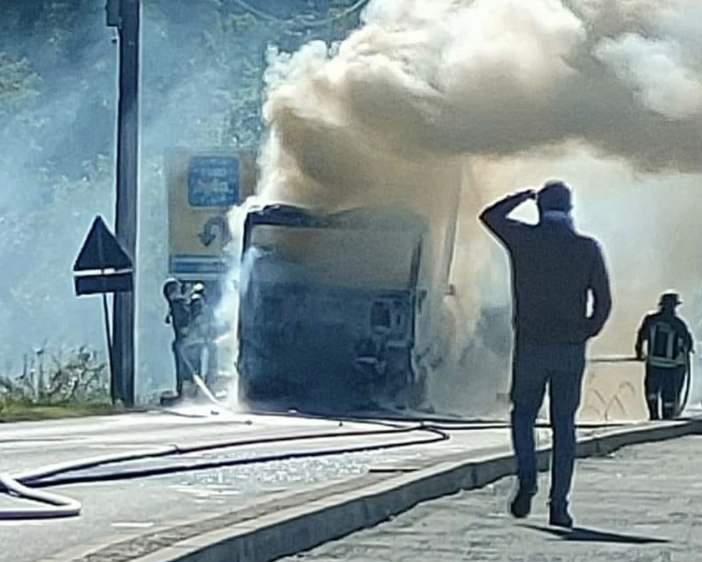 I resti del mezzo pesante. Sotto: il camion in fiamme (foto dalla pagina Facebook "Città di Malnate") I resti del mezzo pesante. Sotto: il camion in fiamme (foto dalla pagina Facebook "Città di Malnate")