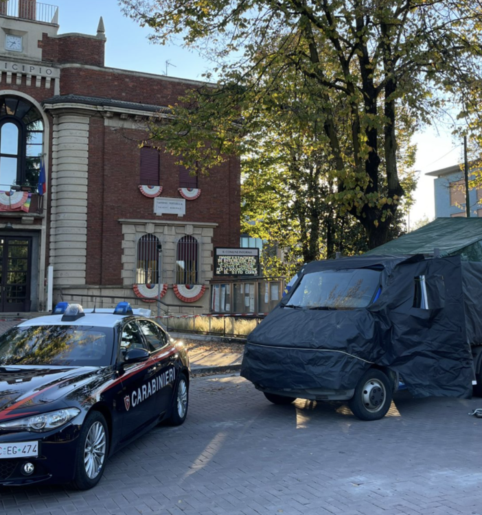 Il furgone utilizzato per la spaccata a Caronno Pertusella