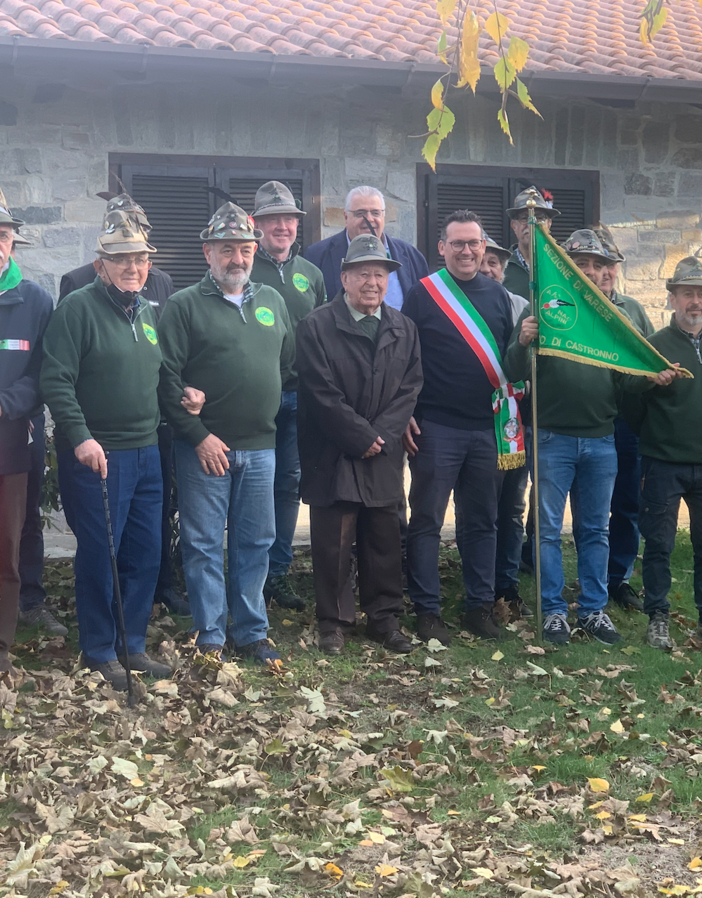VIDEO e FOTO - Cent'anni come fossero venti: Castronno e gli Alpini abbracciano le tre cifre di nonno Bruno