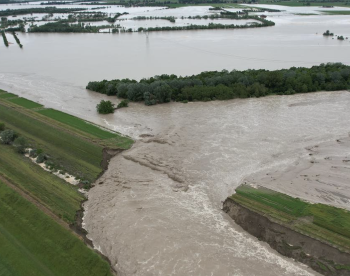 Emilia Romagna in ginocchio per il maltempo: 9 le vittime, 13 mila persone evacuate, 21 fiumi esondati, 250 frane