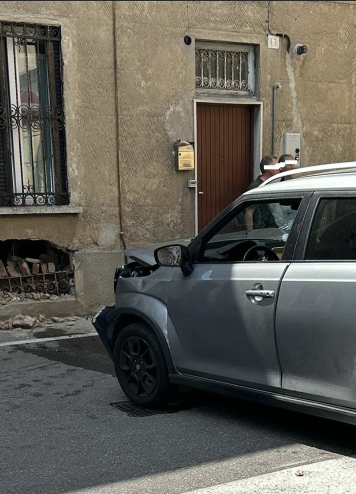 Saronno, tira dritto allo stop e… finisce contro il muro
