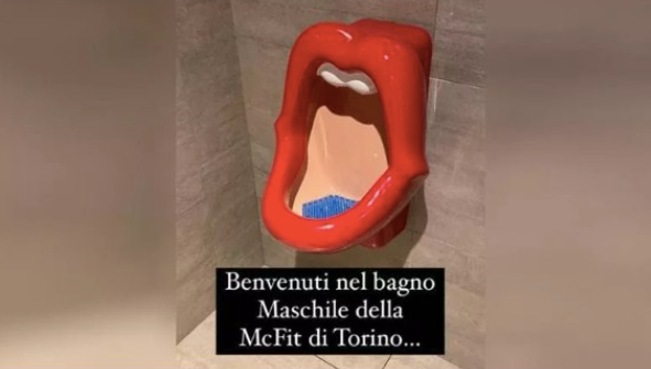 Orinatoi a forma di bocca di donna: bufera su una palestra di Torino