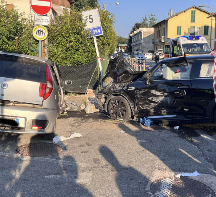 Il luogo dell'incidente con le due auto distrutte