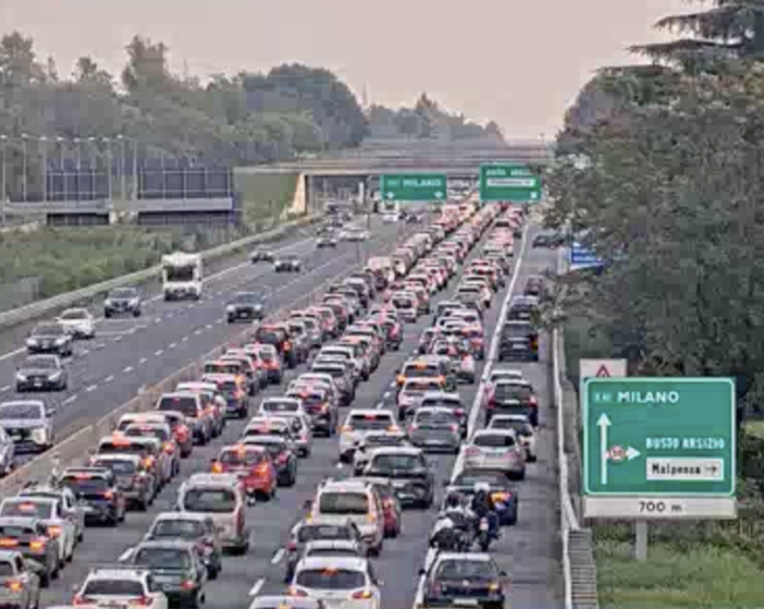 La coda per l'incidente ripresa dalla webcam di Autostrade