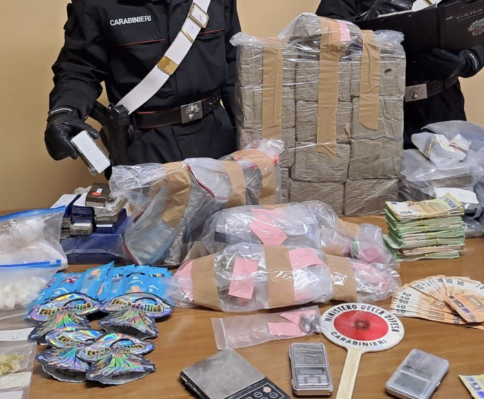 Il materiale sequestrato dai carabinieri