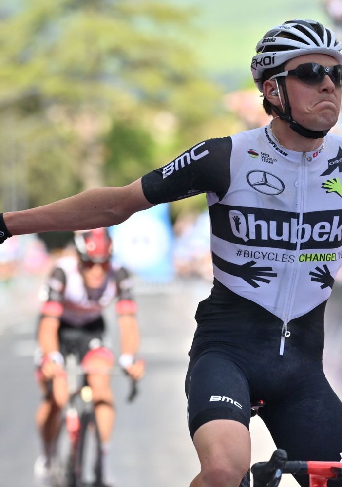 Mauro Schmid batte allo sprint Alessandro Covi a Montalcino