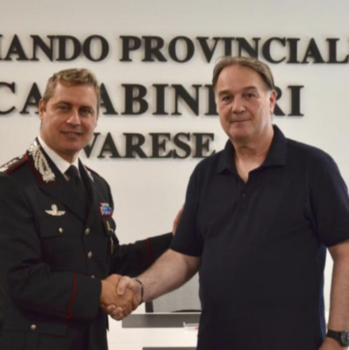 Il luogotenente Ghezzi riceve il saluto del comandante provinciale dei carabinieri, colonnello Marco Gagliardo