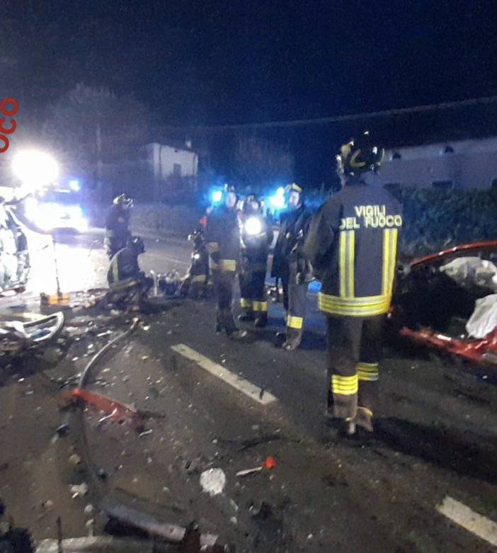 Spaventoso frontale nel Comasco: muore ragazzo di 23 anni, grave un altro giovane