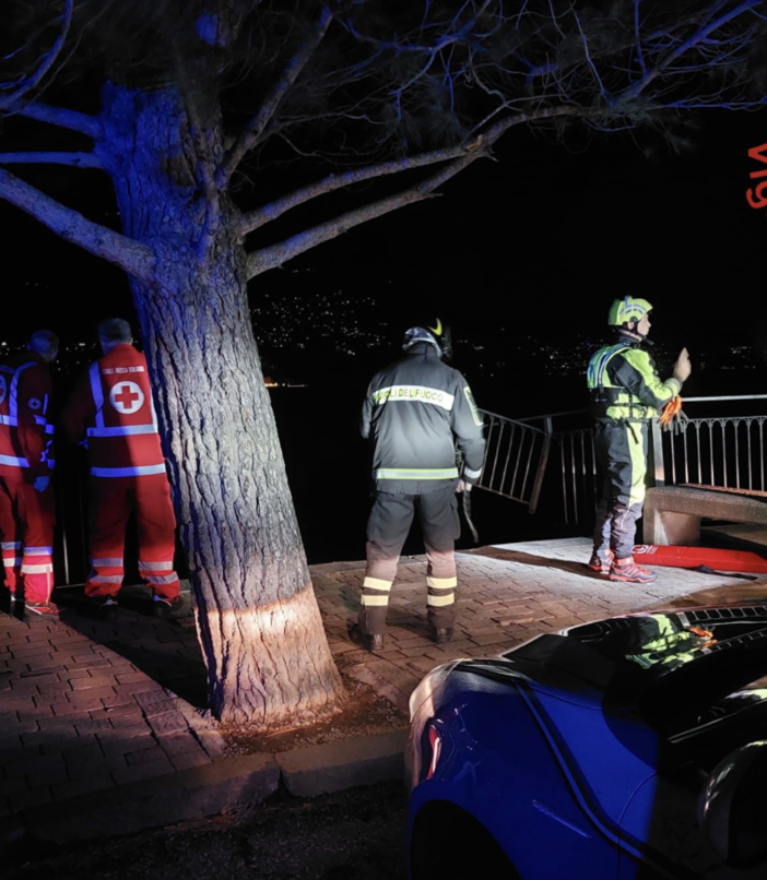 FOTO. Auto sfonda il parapetto e si inabissa nel lago di Como: morte due persone