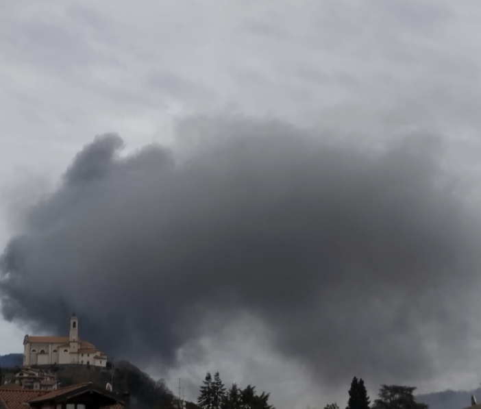 La colonna di fumo (foto dalla pagina Facebook &quot;Sei di Caravate se&quot;)