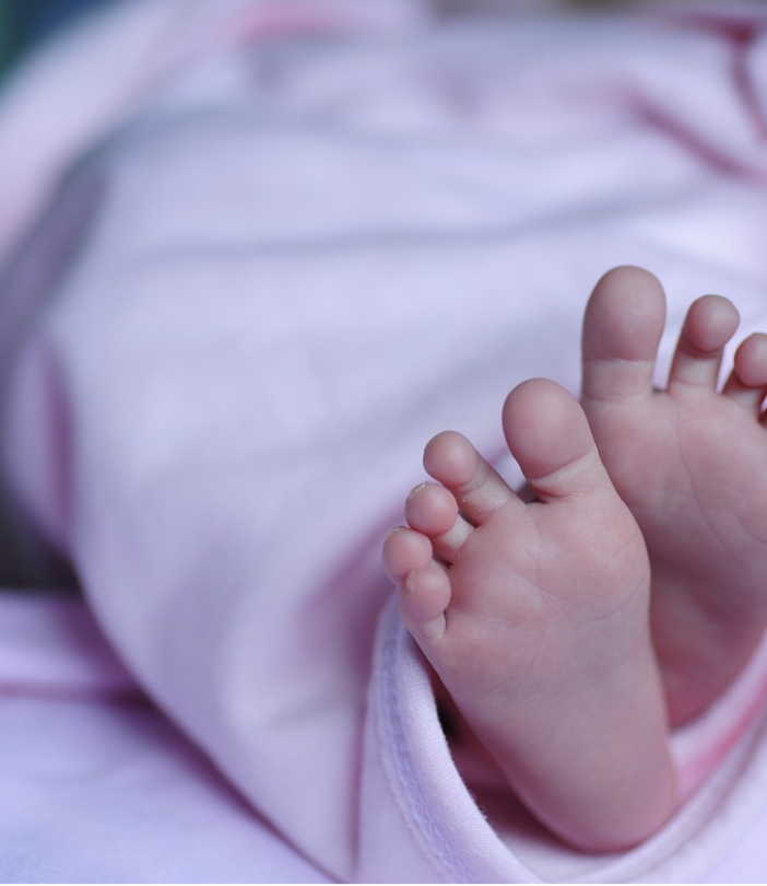 Ustioni da spray sulla piccola di 17 mesi, la madre condannata a quattro anni