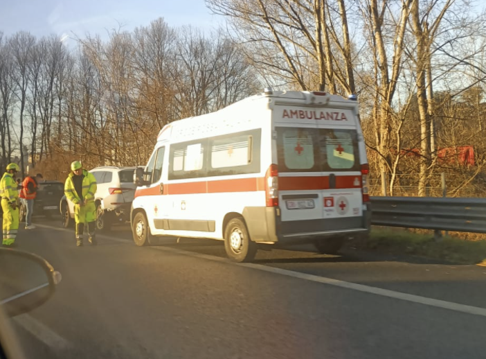 Tamponamento a catena in Autolaghi: un ferito e code in direzione Gallarate