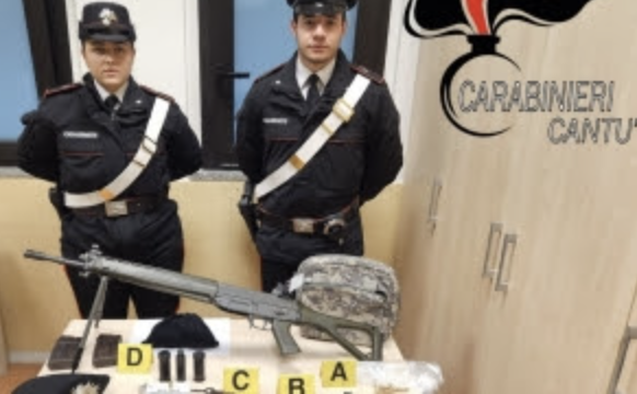 Forza il posto di blocco alla dogana: fermato con armi e refurtiva a Rovello Porro