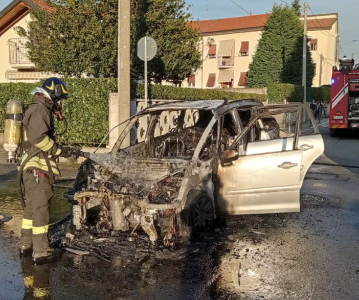 FOTO. Auto distrutta dalle fiamme a Cardano al Campo