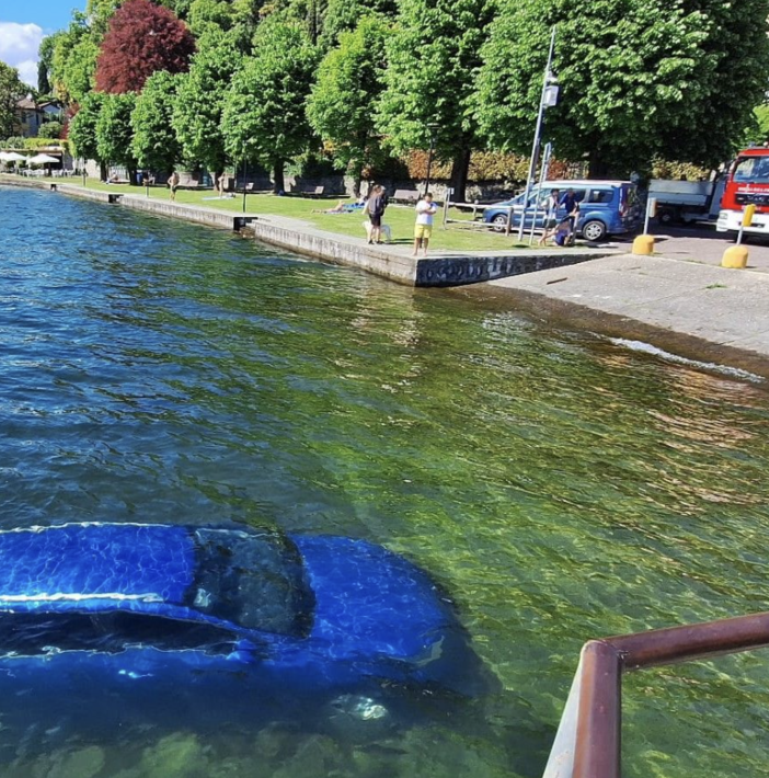 Leggiuno, auto finisce nel lago. Recuperata dai vigili del fuoco