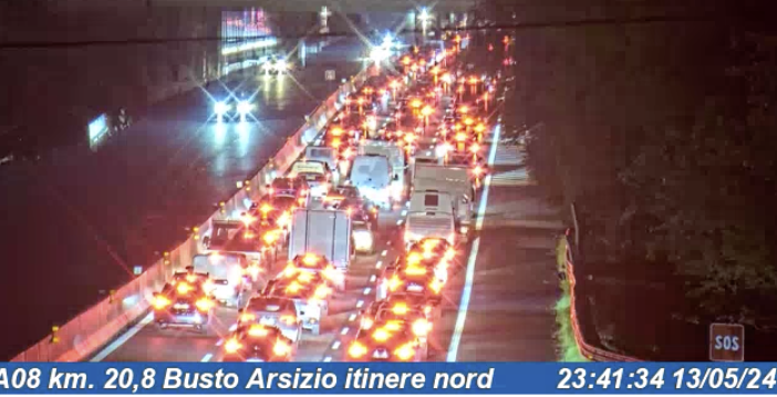 Le auto in coda in Autolaghi (foto dalle webcam di Autostrade per l'Italia)