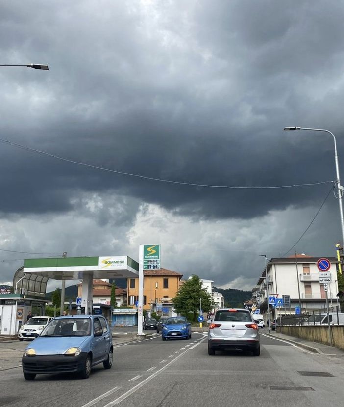 La grandine caduta su Varese e la Valceresio. Da sinistra: via Sanvito, prati imbiancati ad Arcisate, le strade di Bisuschio e ancora Arcisate. A Viggiù si spala la grandine caduta (foto dalla pagina Fb della Protezione Civile