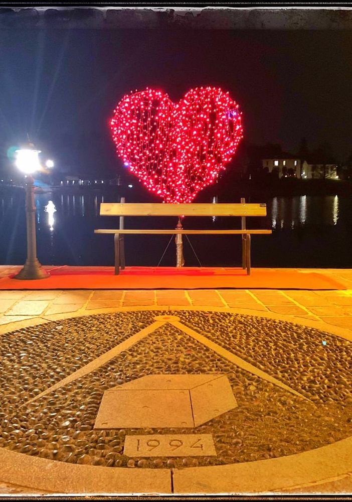Il cuore rosso di San Valentino sul lungofiume di Sesto Calende