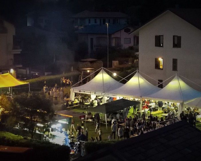 A Sesto Calende torna la festa del Rione Mulini con un menù da non perdere: costine, alborelle e la polenta del Bertoldo
