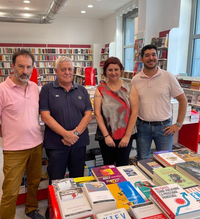 Torna la libreria a Sesto Calende: inaugurata oggi la nuova Ubik in piazza Garibaldi