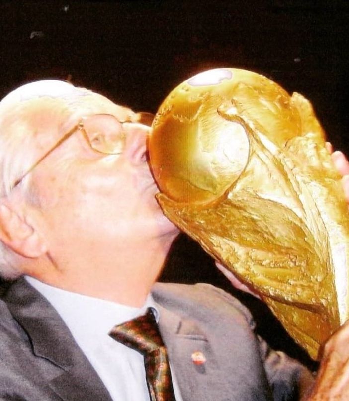 Silvio Gazzaniga con la &quot;sua&quot; Coppa del Mondo