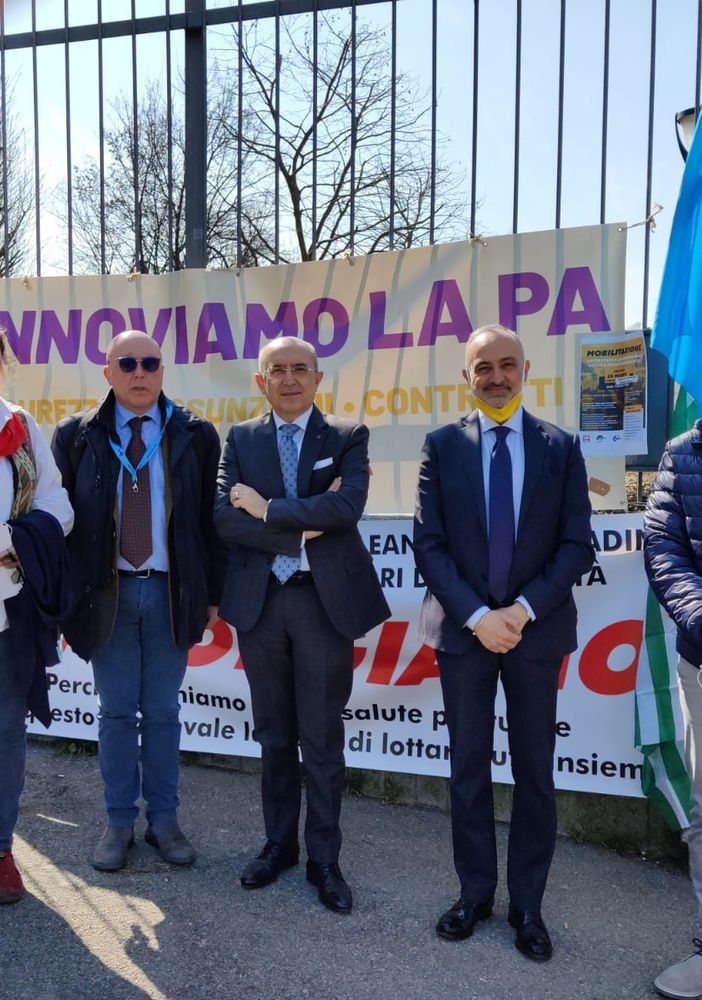 VIDEO. In piazza a Varese i sindacati e i lavoratori della sanità pubblica