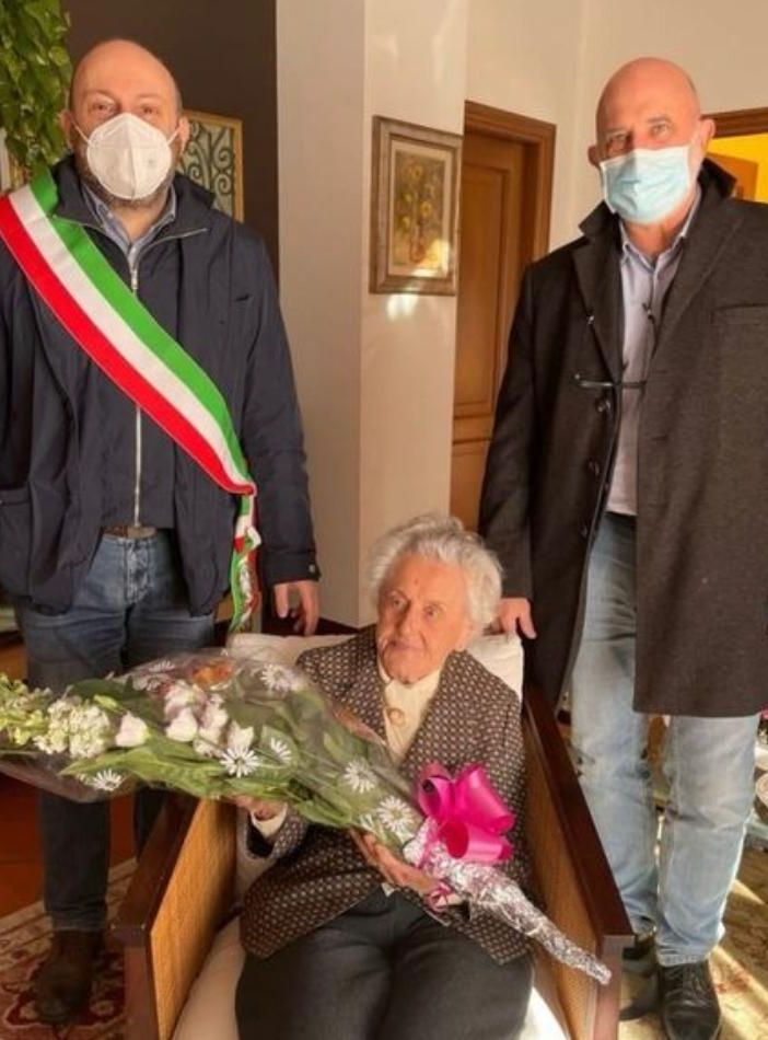 Nonna Angelina tra il sindaco Bellaria e il vicesindaco Aliprandini in una foto dalla pagina Facebook del Comune