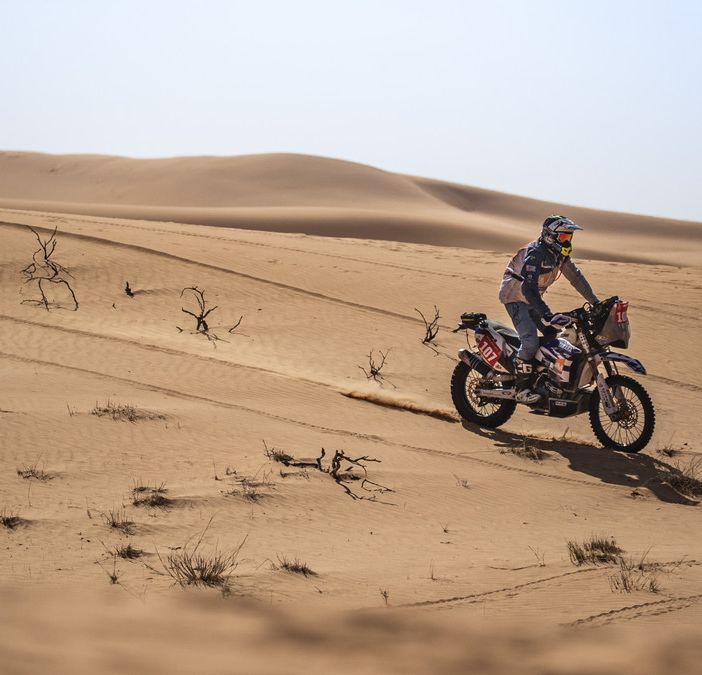 «Per correre la Dakar ci vogliono sacrifici, amore e follia»: il sogno su due ruote di Giovanni “Gianni” Stigliano