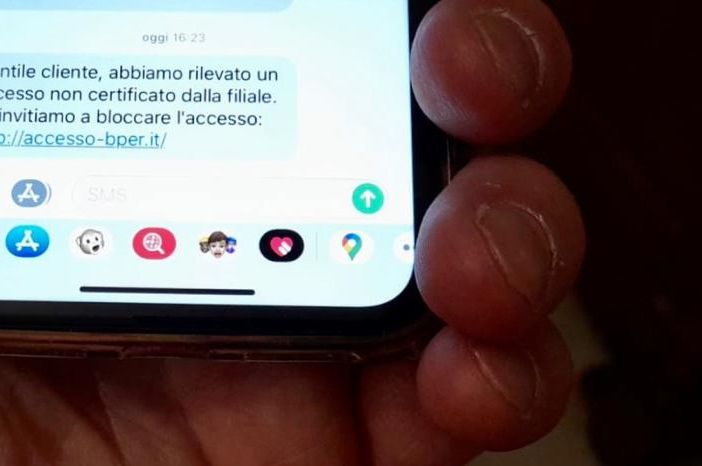 Il messaggio della banca: «Accesso non autorizzato al vostro conto». Raffica di tentativi di truffe anche nel Varesotto
