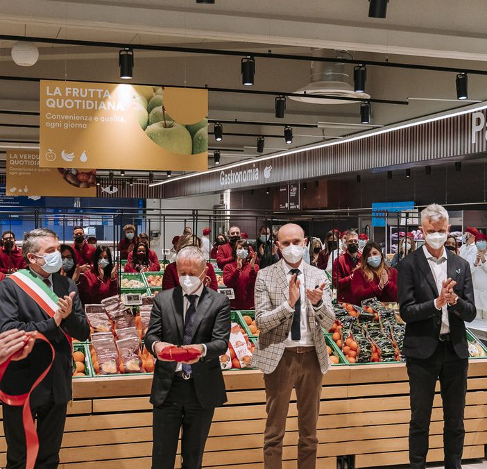 Alcuni scatti dell’inaugurazione. In foto, da sinistra: il sindaco di Luino Enrico Bianchi, il direttore commerciale Marco Gasparini, il capo negozio Paolo Varalli e il direttore Area tecnica Antonio Audo