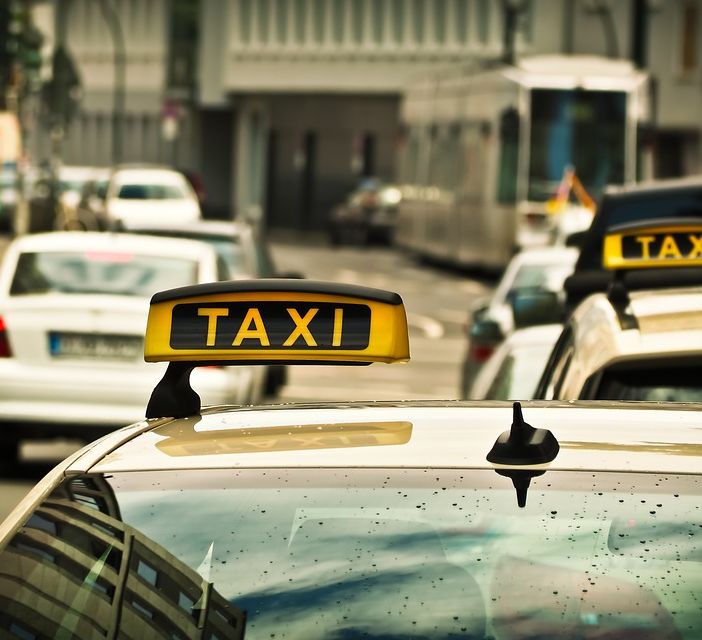 Regione Lombardia contro i taxi abusivi: la campagna parte da Malpensa