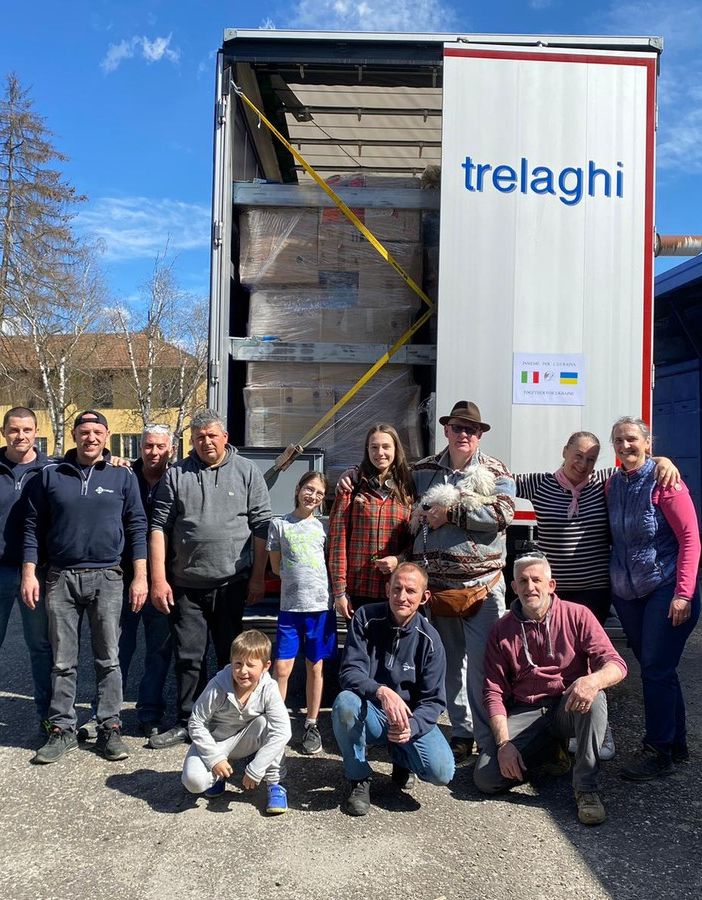 VIDEO E FOTO. Partito da Ternate in direzione Ucraina un Tir carico di solidarietà