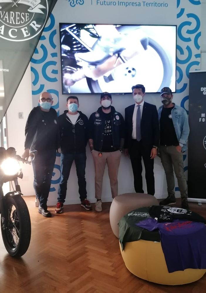 Centinaia di motociclisti in sella a Varese per la The Distinguished Gentleman’s Ride