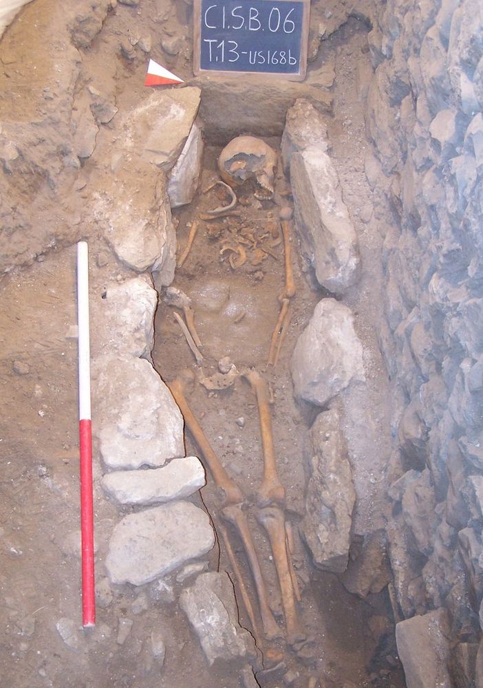 La Tomba 13 del cimitero interno della Chiesa di San Biagio a Cittiglio. Sotto: la ricercatrice Insubria Chiara Tesi e la ricostruzione fisiognomica dell’individuo, fatta da Stefano Ricci dell’Università di Siena, e la ricostruzione della dinamica dei colpi.