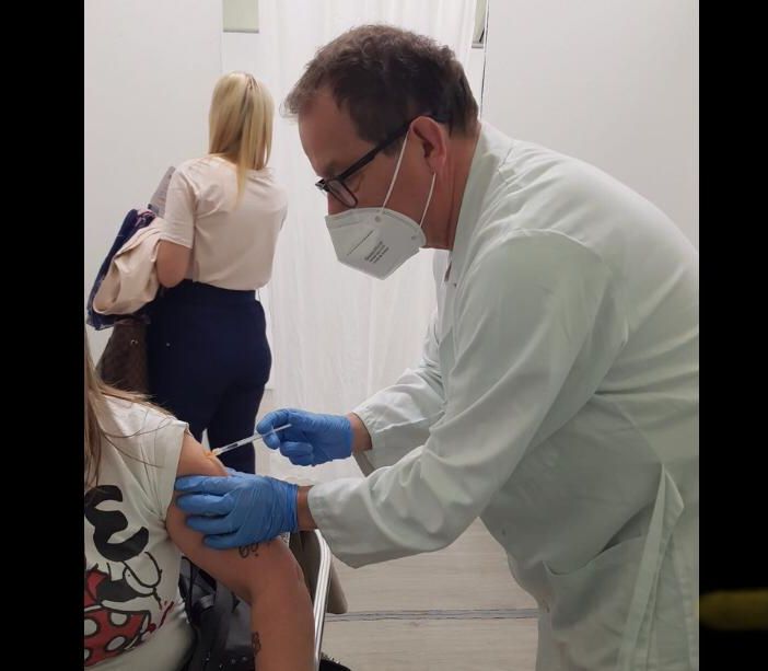 Bascialla mentre è impegnato a vaccinare