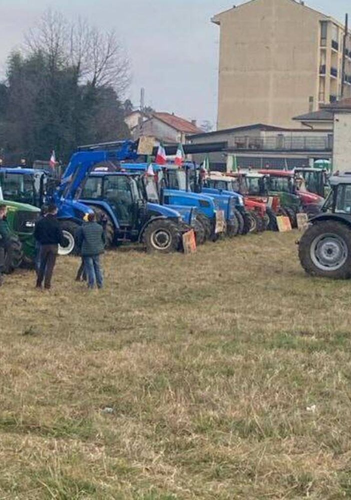 Il presidio dei trattori sulla Varesina a Tradate (foto da IlSaronno.it)