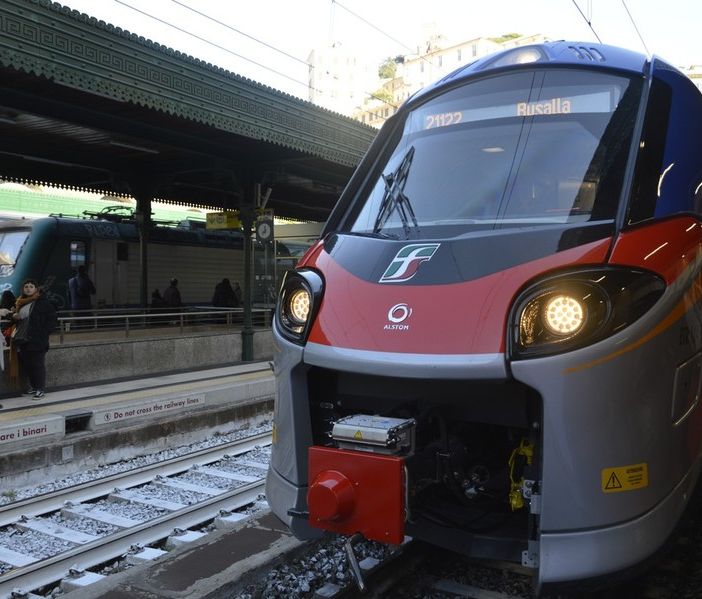 Blocco ferroviario dei &quot;no Green Pass&quot;, Assoutenti: «Pronti a denunciare chi ci impedirà di prendere il treno»