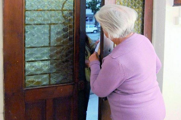 Morazzone, anziana truffata da finti carabinieri con la scusa dell'incidente: derubata degli ori e di alcune centinaia di euro