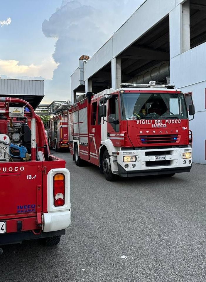 Macchinario prende fuoco in un'azienda di Uboldo, due operai intossicati