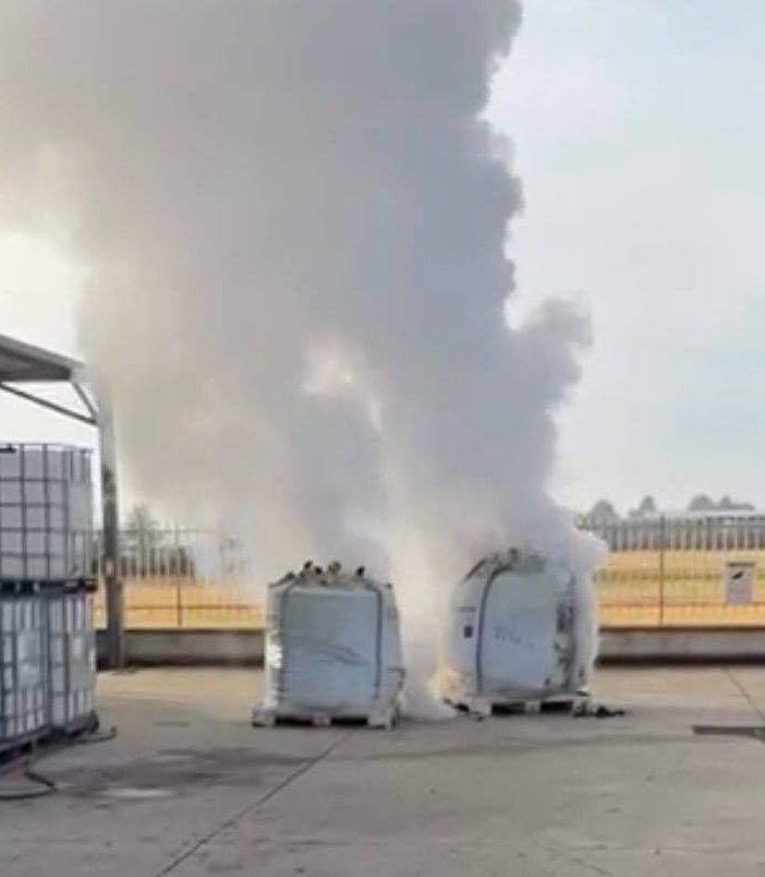 Spento l'incendio nell'azienda chimica di Uboldo, allarme rientrato