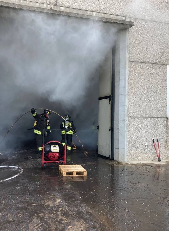 Incendio Uboldo, evacuate case e aziende nella zona: obbligo di tenere le finestre chiuse