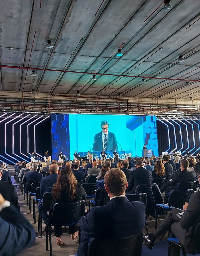 Un momento dell'assemblea generale di Univa nel 2021 nell'hangar di Malpensa