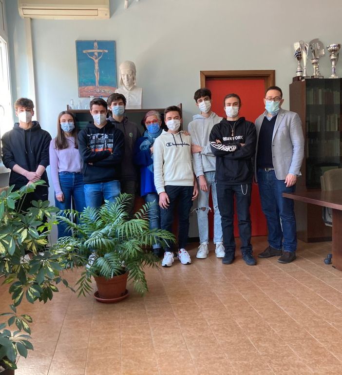 Alcuni ragazzi della 3I del Liceo Ferraris di Varese insieme al dirigente scolastico Marco Zago e la tutor Roberta Tenti