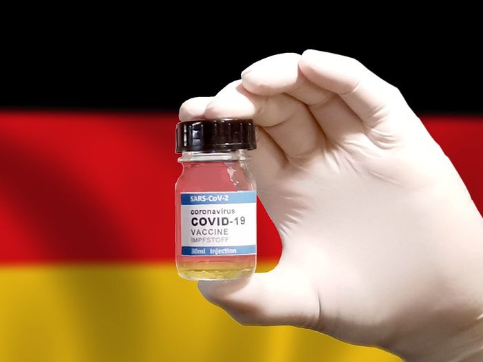 Cgil, Cisl e Uil Lombardia: «Bene l'avvio del piano vaccini nelle scuole, ma va allargato al personale di tutti i servizi essenziali»